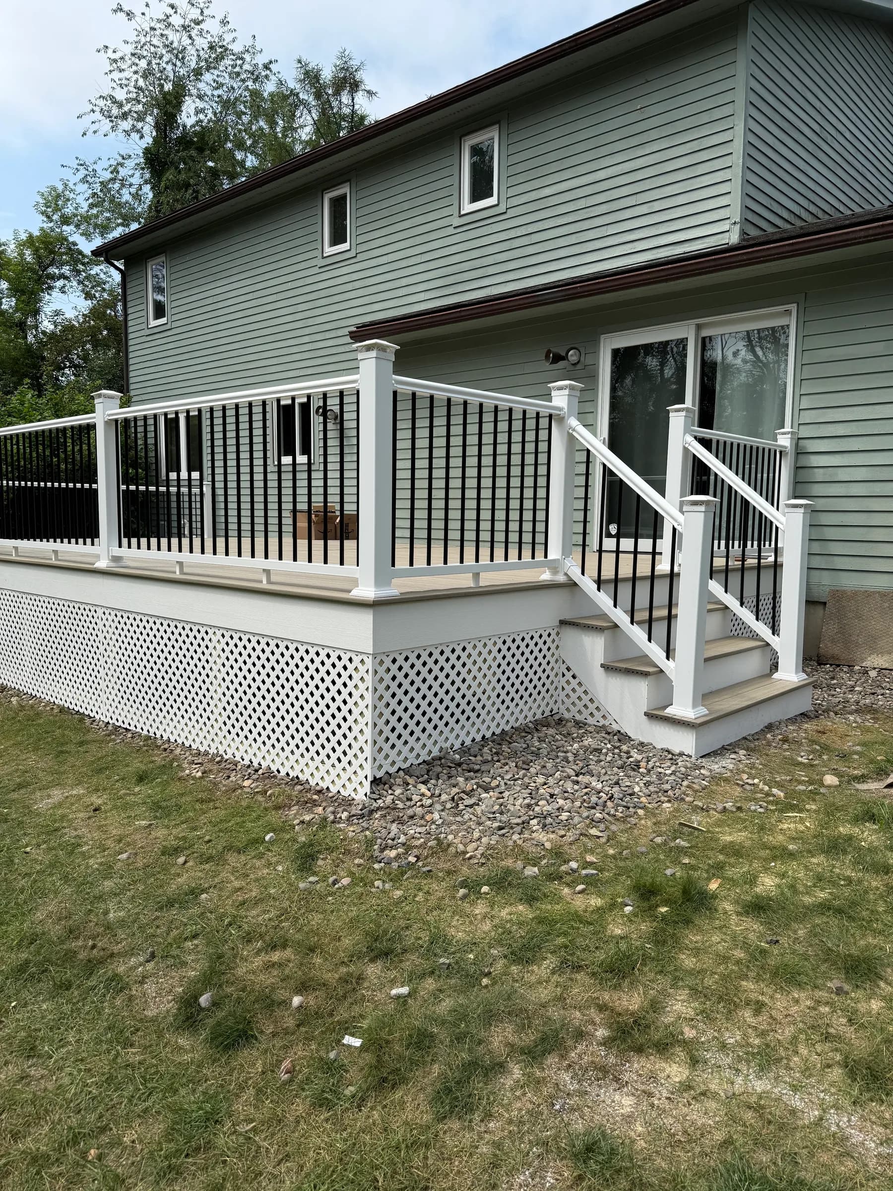 Side view of composite deck with black aluminum railings